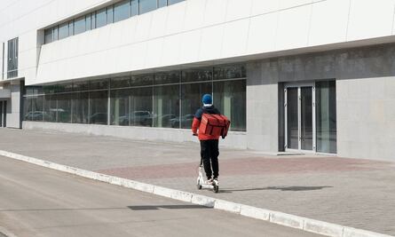 ¿Todavía sirve? repartidor pierde el pedido de su cliente en medio de la calle e intenta recuperarlo