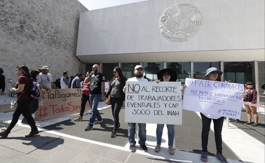 Trabajadores del INAH protestan enfrente del Museo de Antropología e Historia en la Ciudad de México. Foto: Archivo EL UNIVERSAL 