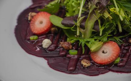 Carpaccio de betabel con salsa de frutos rojos