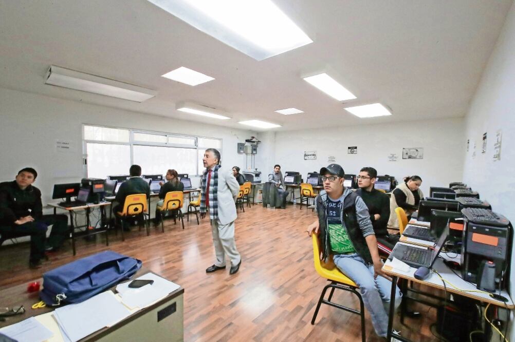 En la Ciudad de México, alrededor de mil 155 docentes presentaron la evaluación docente en 16 sedes. La mayoría de los maestros señalaron que la prueba les pareció difícil (ALEJANDRO ACOSTA. EL UNIVERSAL)