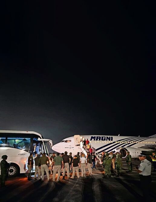 Indocumentados al ser deportados a su nación de origen. Entre el 12 de mayo y el 2 de junio, fueron expulsados 38 mil 400 migrantes de 80 distintos países. Foto: CBP