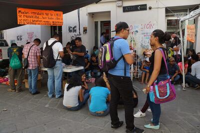 Retienen normalistas a líderes de la CNTE en Oaxaca