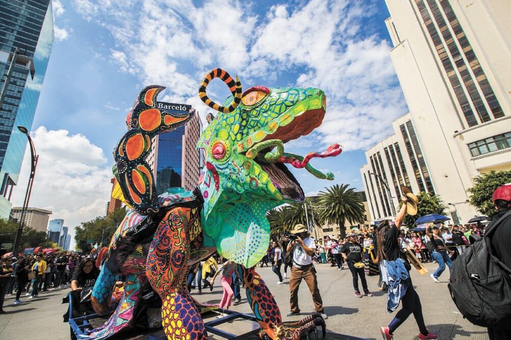 Los seres del imaginario, elaborados con cartón y papel maché, arrancaron gritos de sorpresa y júbilo a los asistentes al treceavo Desfile y Concurso de Alebrijes Monumentales del Museo de Arte Popular (MAP). Foto: GERMÁN ESPINOSA. EL UNIVERSAL