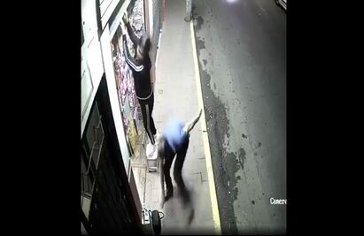 Video. Asalto fallido: ladrón roba bolso y se le cae a medio camino 