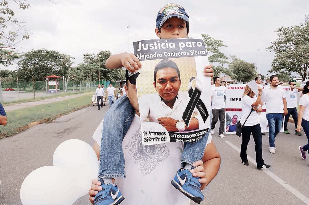 Familiares, amigos y ciudadanos realizaron protestas frente a la delegación de la PGR del estado, para exigir justicia por la muerte de los muchachos (ARCHIVO EL UNIVERSAL)