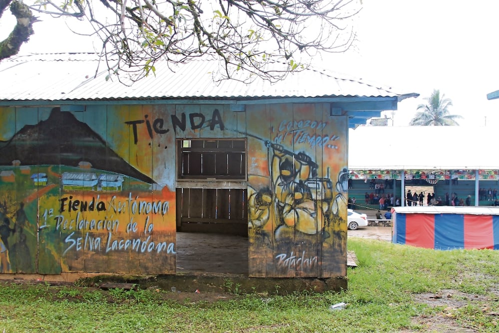 Después de renunciar al EZLN, cuatro mujeres se unieron para conformar una cooperativa y con el dinero que lograron reunir consiguieron abrir una tienda que instalaron en la parte contigua a su vivienda. Foto: FREDY MARTÍN PÉREZ/El Universal