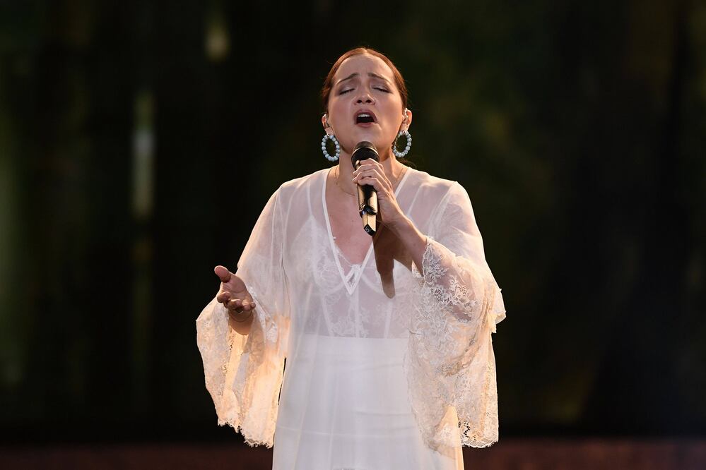 Natalia Lafourcade usando vestido de Francisco Cancino en los Grammy. Foto: Agencia