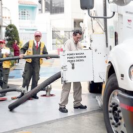 Entre aplausos y abucheos surten a gasolineras 