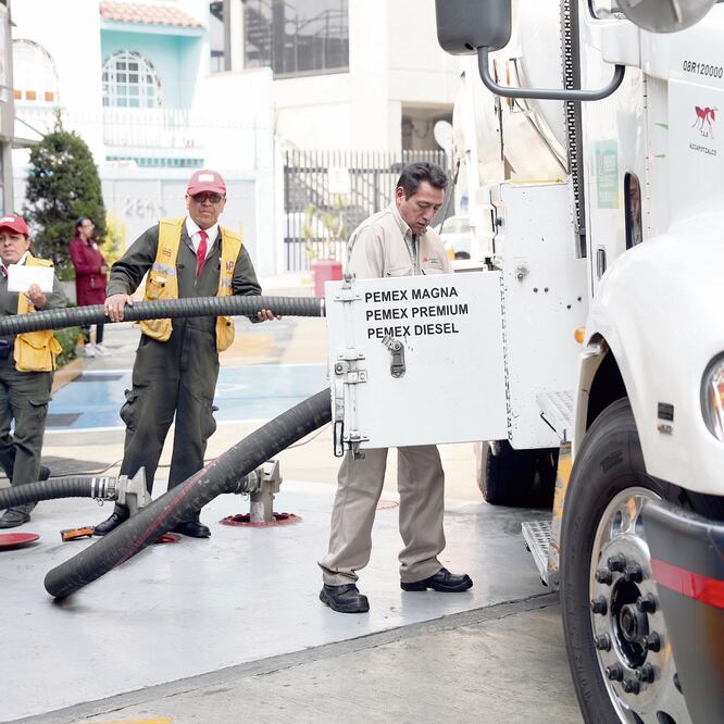 Antes de salir del centro de abastecimiento en la colonia Plenitud, alcaldía Azcapotzalco, las pipas son revisadas de manera minuciosa; posteriormente , parten de este sitio con diferentes destinos. VALENTE ROSAS. EL UNIVERSAL