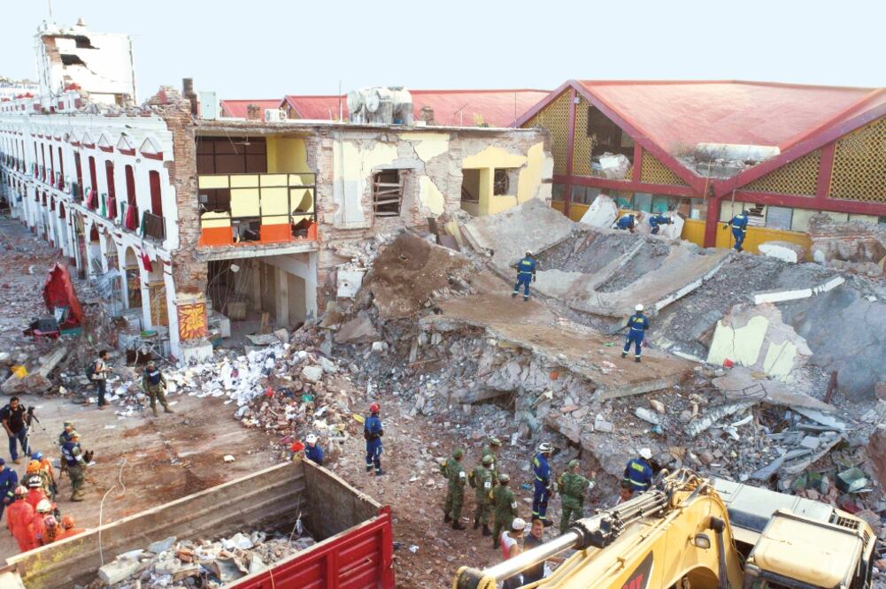Vecinos de una comunidad de Houston llevan a cabo la reparación de sus casas tras el paso del huracán Harvey en Texas (CHRIS ALUKA BERRY. REUTERS)
