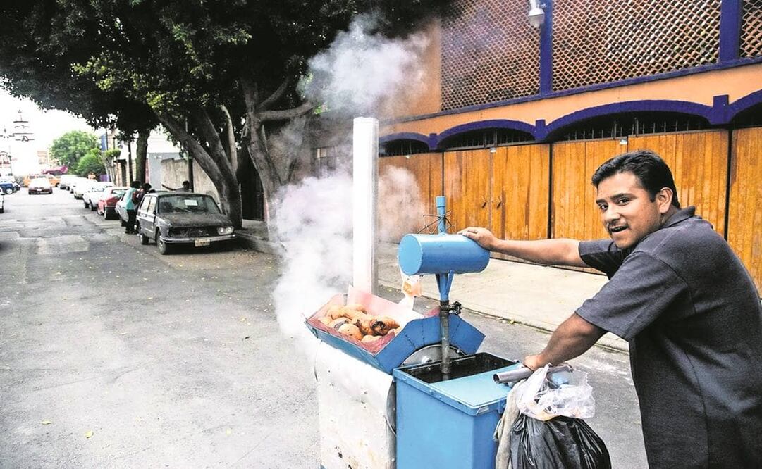 Ya sea por su estridente silbido, por su dulce sabor, o por el otoñal aroma del platillo que sirve, el carrito de camotes es icónico de la ciudad de México y alrededores. ESPECIAL.