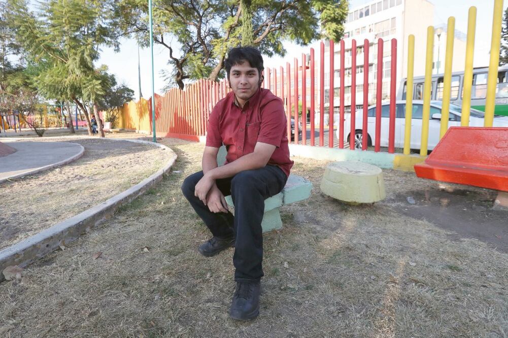 Cesar Pérez trabaja en las inmediaciones del AICM desde hace más de cinco años y desconocía el grado de riesgo que hay en la zona. (ARIEL OJEDA. EL UNIVERSAL)