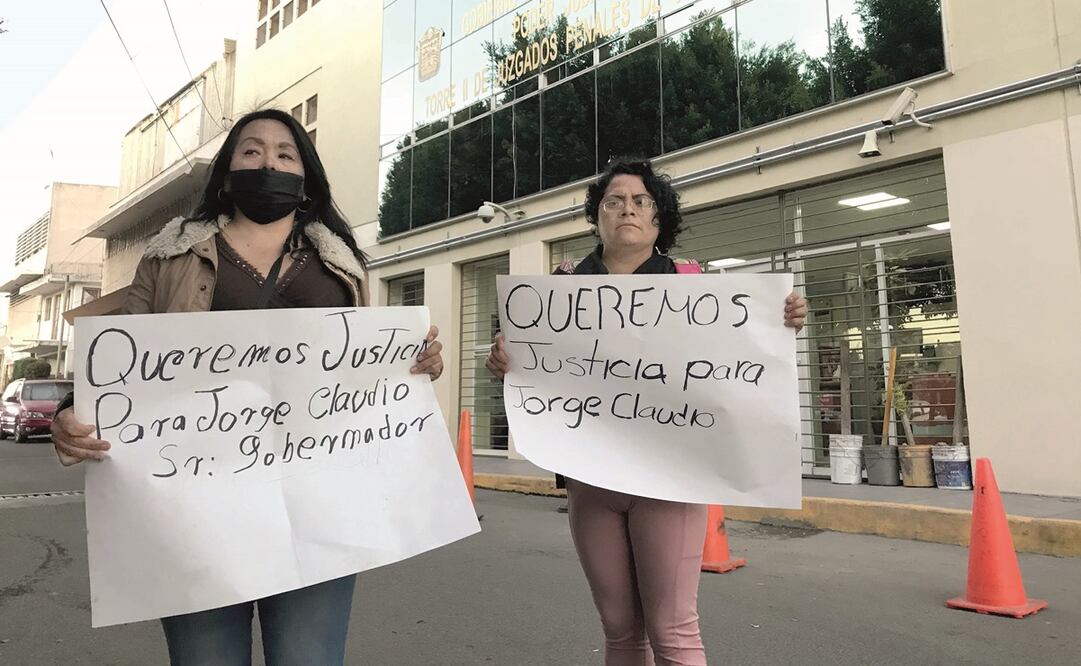 Frente a los juzgados de Cuautitlán, familiares y amigos de Jorge Claudio exigieron justicia y que el caso no quede impune, luego de morir atropellado mientras vendía tamales. Foto: Rebeca Jiménez / EL UNIVERSAL