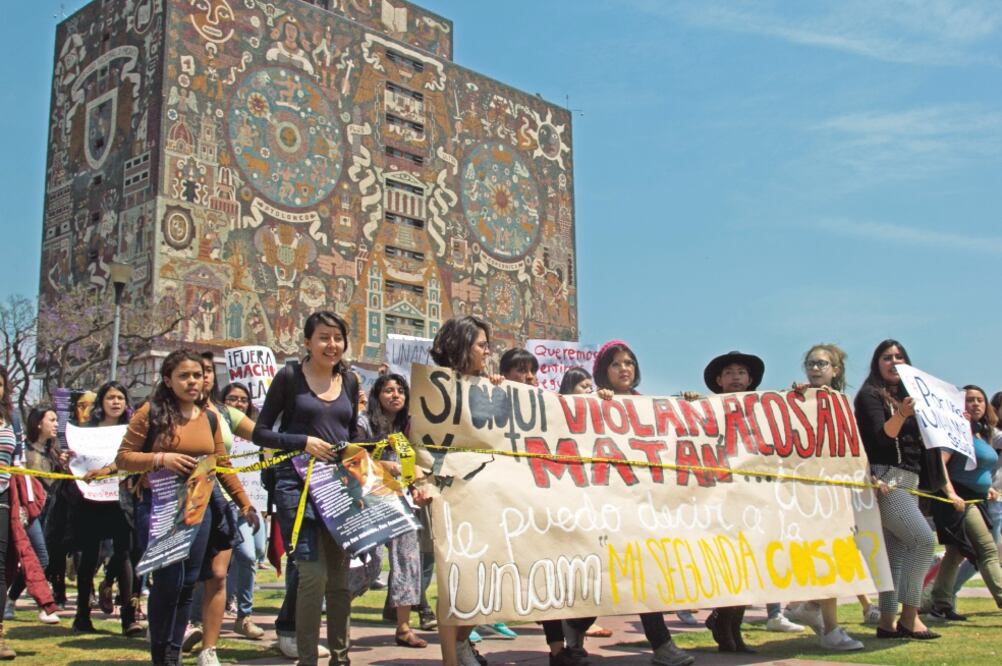 Al mediodía de ayer, estudiantes de la Facultad de Ciencias Políticas y Sociales, acompañados por mujeres de diferentes facultades del campus universitario, marcharon por Ciudad Universitaria rumbo a la Torre de Rectoría (GALO CAÑAS. CUARTOSCURO)