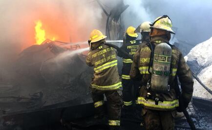 Controlan incendio que consumía bodega de plástico en Tlajomulco