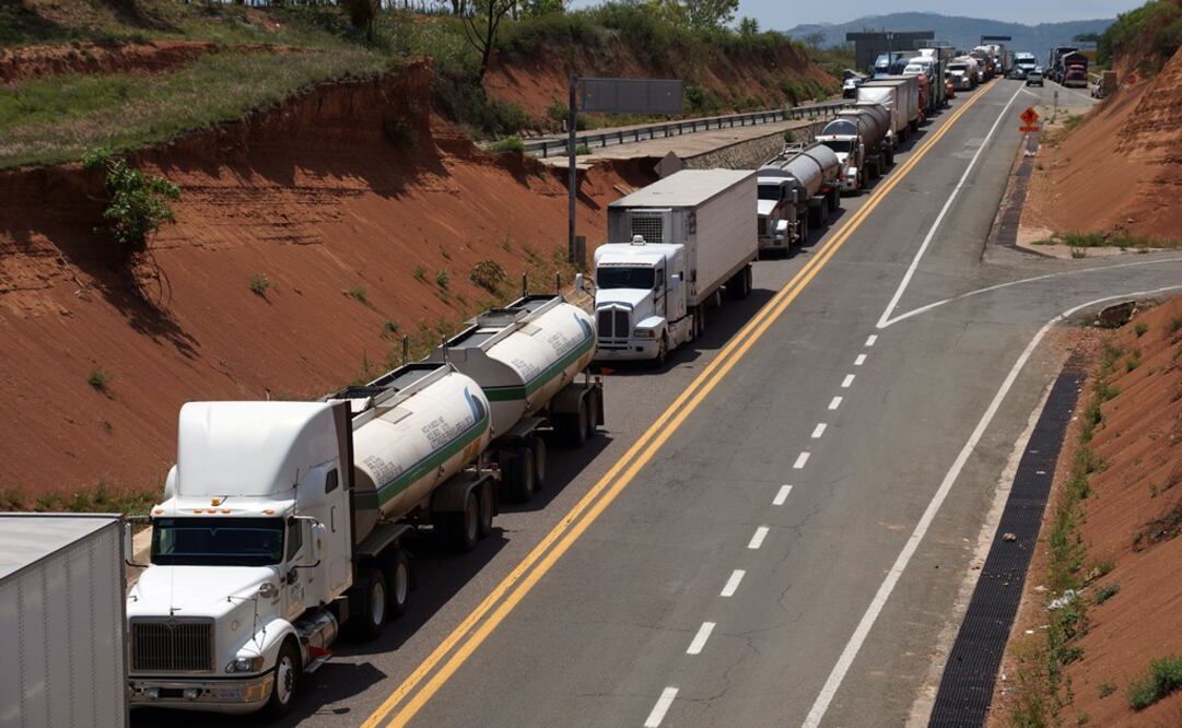 Los bloqueos han limitado el abasto de combustibles en la zona de Salina Cruz. /Edwin Hernández - EL UNIVERSAL