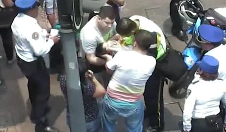 Difunden video de paramédico salvando a bebé de 11 meses