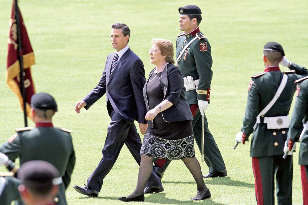 El presidente Enrique Peña Nieto recibió a la mandataria chilena, Michelle Bachelet, en el Campo Marte (CARLOS MEJÍA. EL UNIVERSAL)