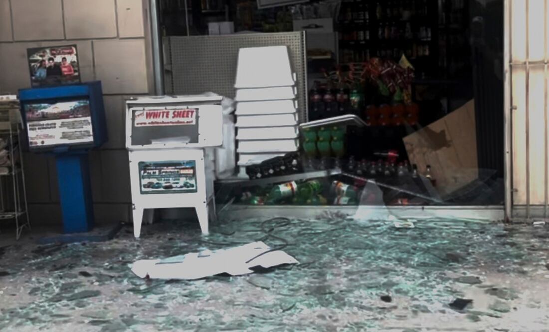 Esta imagen proporcionada por Nima Tabrizi muestra vidrios y escombros en el suelo después de una explosión en Palm Springs, California. Foto: AP