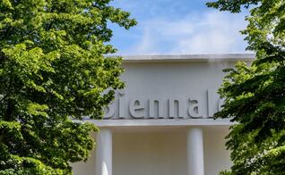 La Bienal de Venecia no premiará a artistas de países con crímenes de guerra