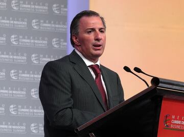 Rechaza Meade hablar de la sucesión de Carstens