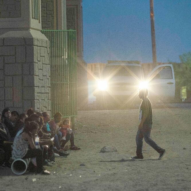 Capturados. Indocumentados a la espera de ser trasladados a un centro migratorio, en El Paso, Texas, el pasado 31 de mayo. PAUL RATJE. AFP