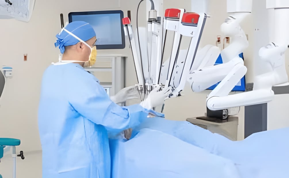 El robot quirúrgico puede realizar hasta 43 tipos de procedimientos en distintas especialidades. | Foto: Especial.