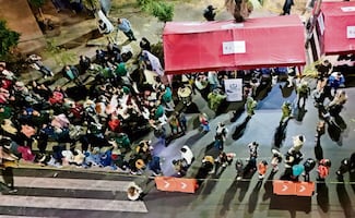 Vacunan de madrugada contra el sarampión; “escuchamos que los contagios han subido y da miedo