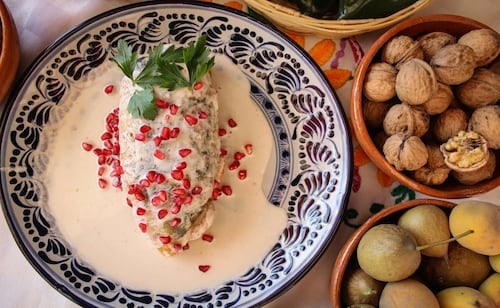 Qué frutas lleva el relleno de los chiles en nogada
