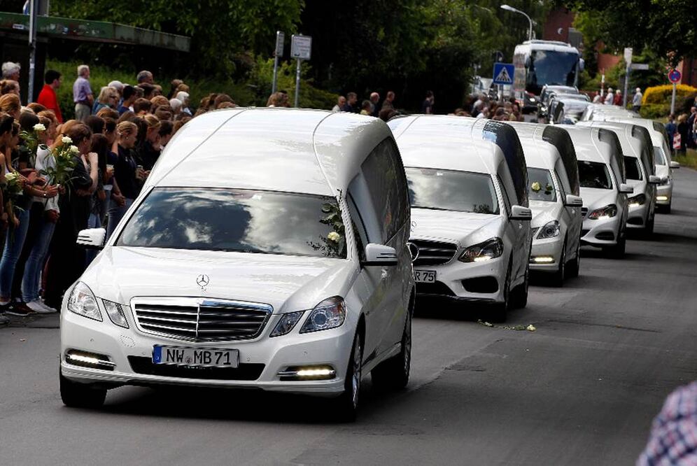 Un convoy de camionetas blancas para los estudiantes, y negras para los maestros, fue escoltado por la policía lentamente hasta la localidad de Haltern, de donde procedían los niños Foto: AP