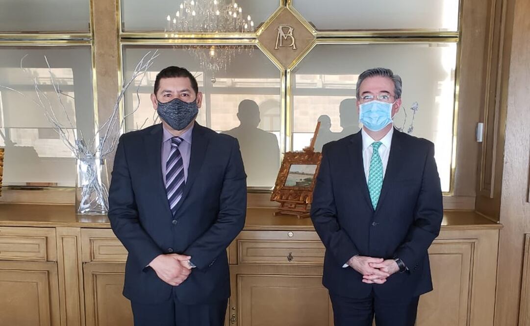 El senador Alejandro Armenta (izquierda) se reunió con el gobernador del Banco de México, Alejandro Díaz de León (derecha), en la sede del Banco Central.  Foto: Especial