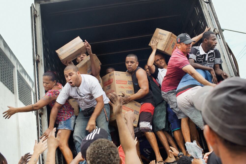 Caos. Varios autobuses y dos camiones de carga fueron incendiados ayer en Río tras una ofensiva antinarco, donde se registraron saqueos. (SILVIA IZQUIERDO. AP)