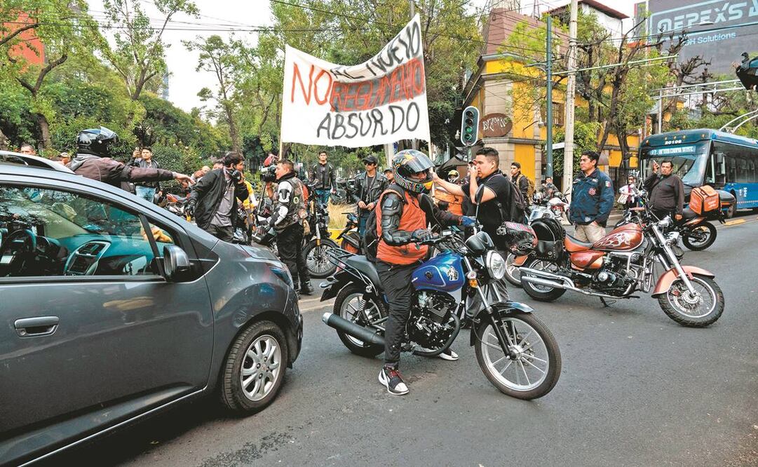 Cientos de motociclistas realizaron bloqueos y un mitin frente a la Semovi, en la colonia Roma, policías detuvieron a nueve por agresiones y aseguraron 18 unidades. Foto: Galo Cañas/Cuartoscuro