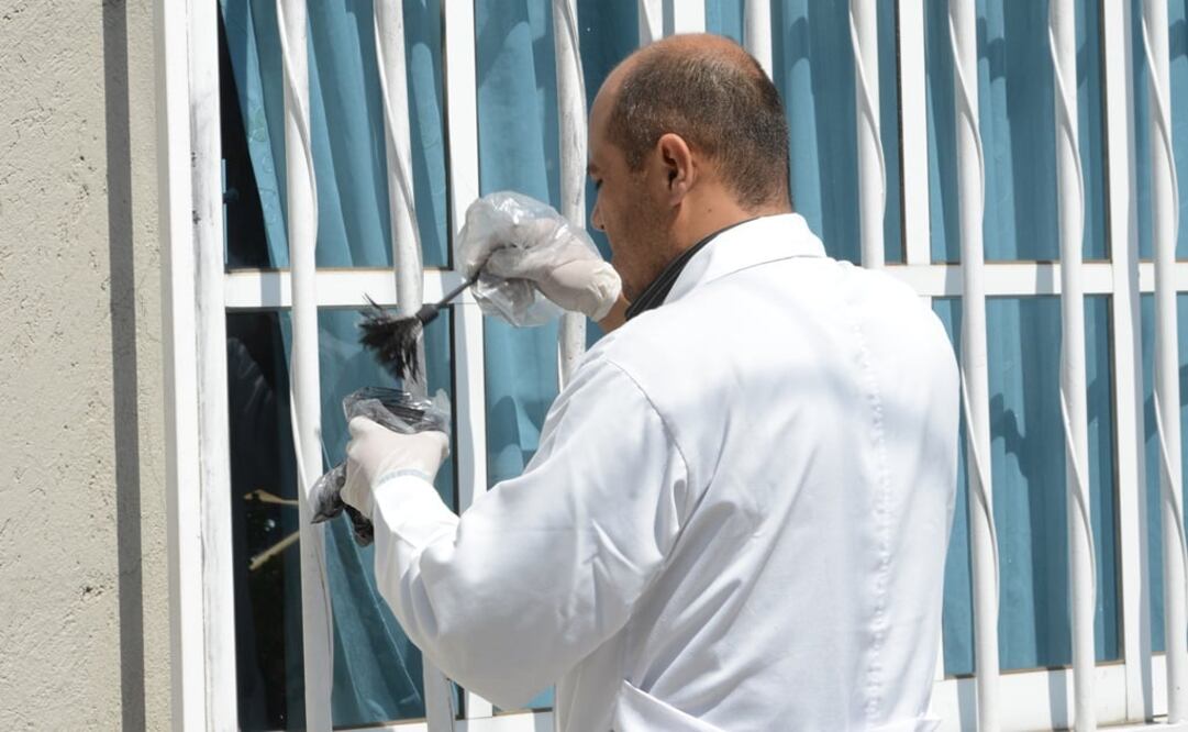 Peritos trabajan en una vivienda que fue asaltada. Archivo EL UNIVERSAL 2014