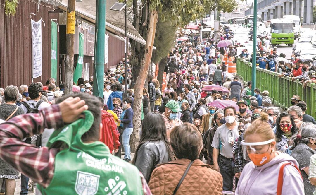 En la sede de la Vocacional 7 la gente de la tercera edad que llegó antes de su cita se tuvo que esperar hasta la hora que le tocaba, por lo que se registraron largas filas y molestia.