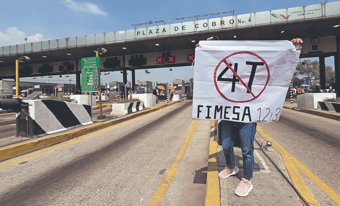 Vecinos de la colonia Fimesa que se manifestaron en la caseta de la autopista México-Querétaro, señalaron que existen más de 90 carpetas de investigación respecto al caso de los predios. Foto: de ARTURO CONTRERAS. EL UNIVERSAL