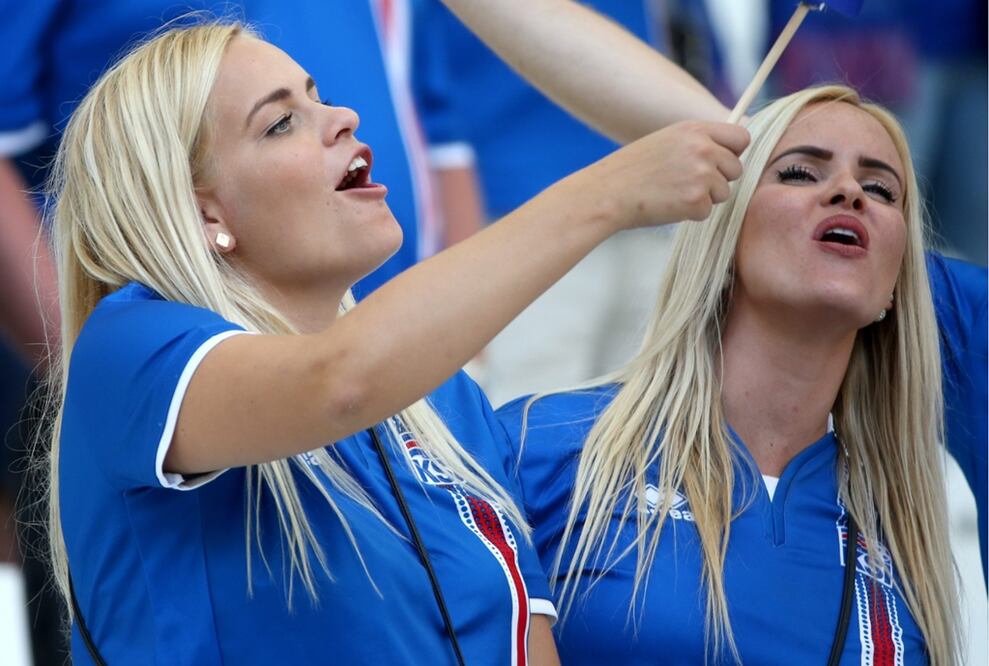 Una par de bellezas de Islandia apoyan a su selección de futbol en el encuentro ante Hungría. Foto EFE