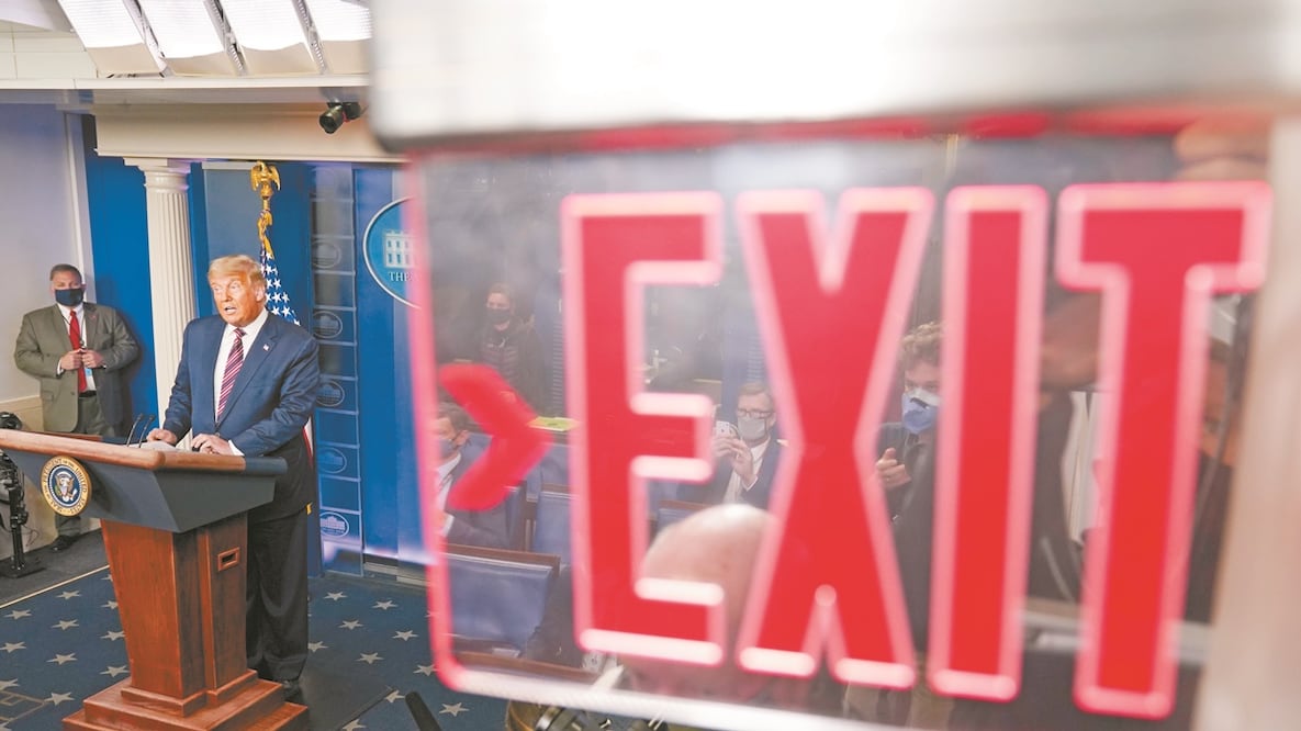 Algunas de las principales cadenas de televisión en EU cortaron la transmisión del discurso de Trump sobre las elecciones. Foto: Evan Vucci. AP