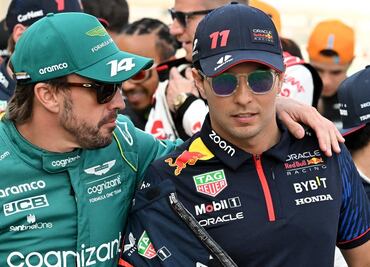 Fernando Alonso le lanza una advertencia a Checo Pérez: "Lewis siempre lo hizo muy bien"