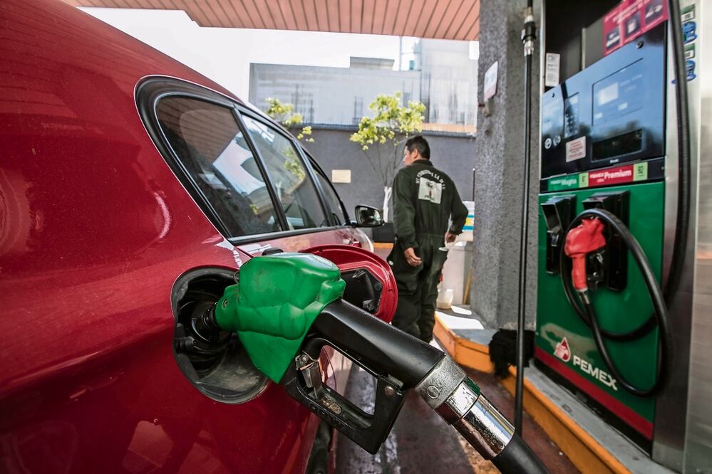 Al importar la mayoría de las gasolinas de EU, el tipo de cambio y la cotizan del crudo influyente en el precio. Archivo El Universal