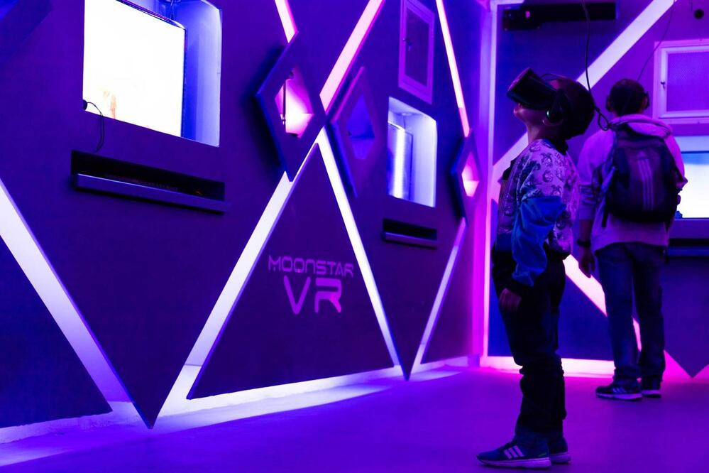 Cuenta con más de 15 estaciones con un amplio catálogo de videojuegos. / Fotos: Facebook y Moonstar Experience