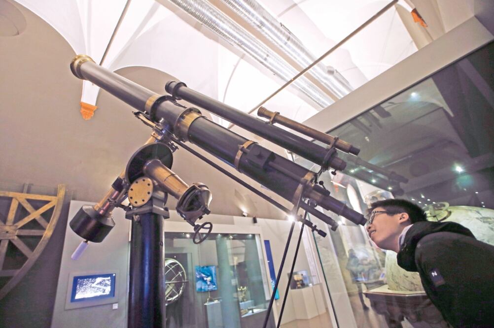 Un joven visita el Museo de la Ciencia y la Tecnología en Milán, Italia, un día después de que se confirmara una de las más grandes predicciones de Einstein (LUCA BRUNO. AP)