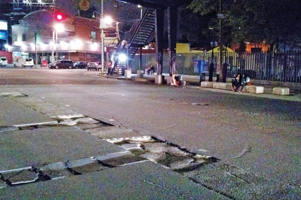 Los colonos del lugar aseguran que pese a los reportes que realizan por la existencia de baches, nunca los han tapado (ARCHIVO. EL UNIVERSAL)