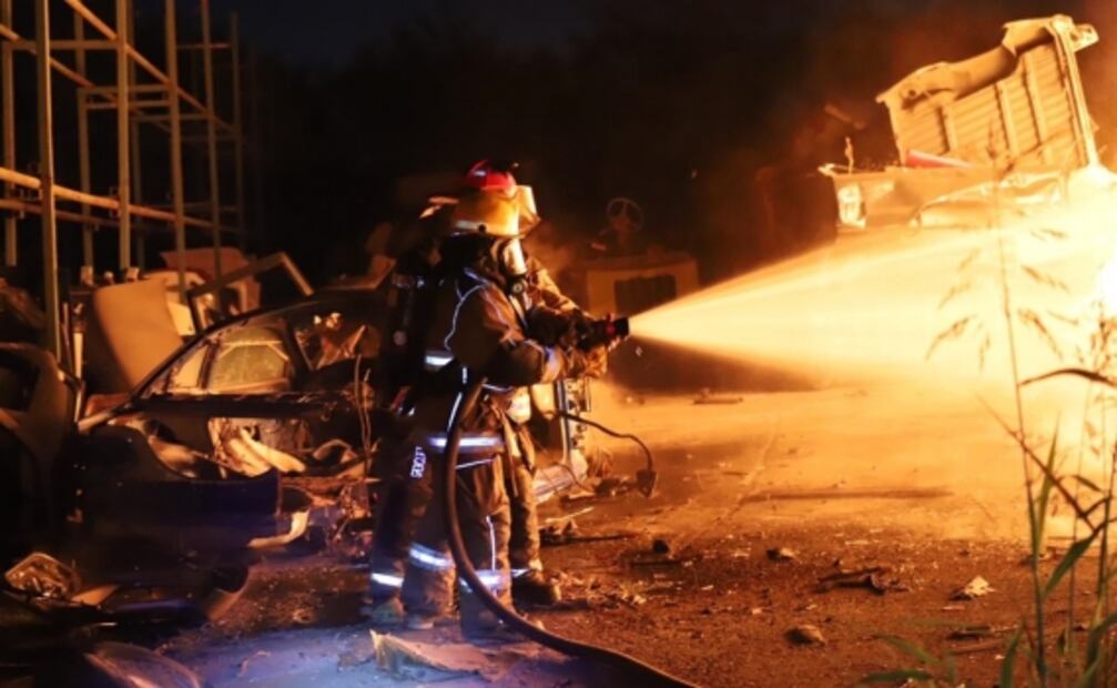 Bomberos y Protección Civil sofocan dos incendios la madrugada de Navidad en Nuevo León
