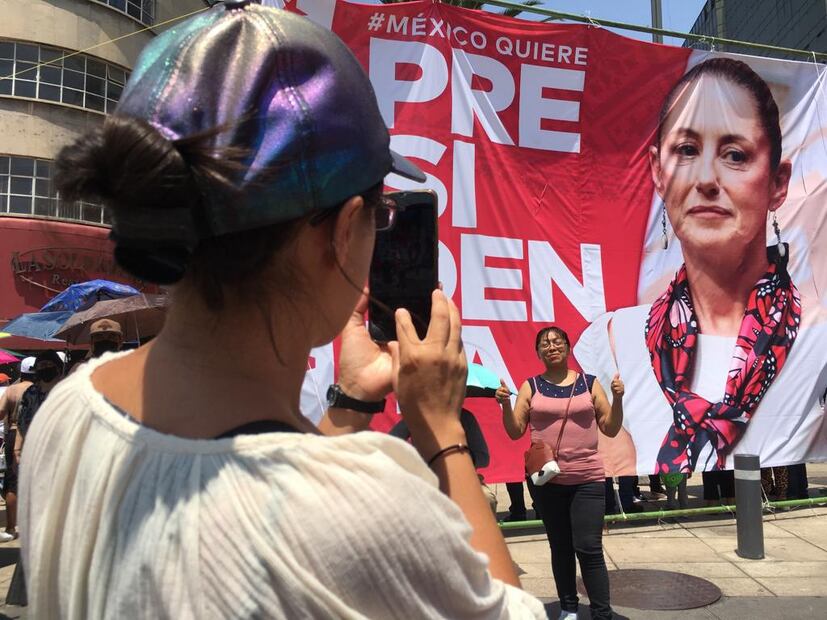 En el Monumento a la Revolución, asistentes al mitin de despedida de Claudia Sheinbaum como jefa de Gobierno de la CDMX. Foto: Jorge Serratos EL UNIVERSAL