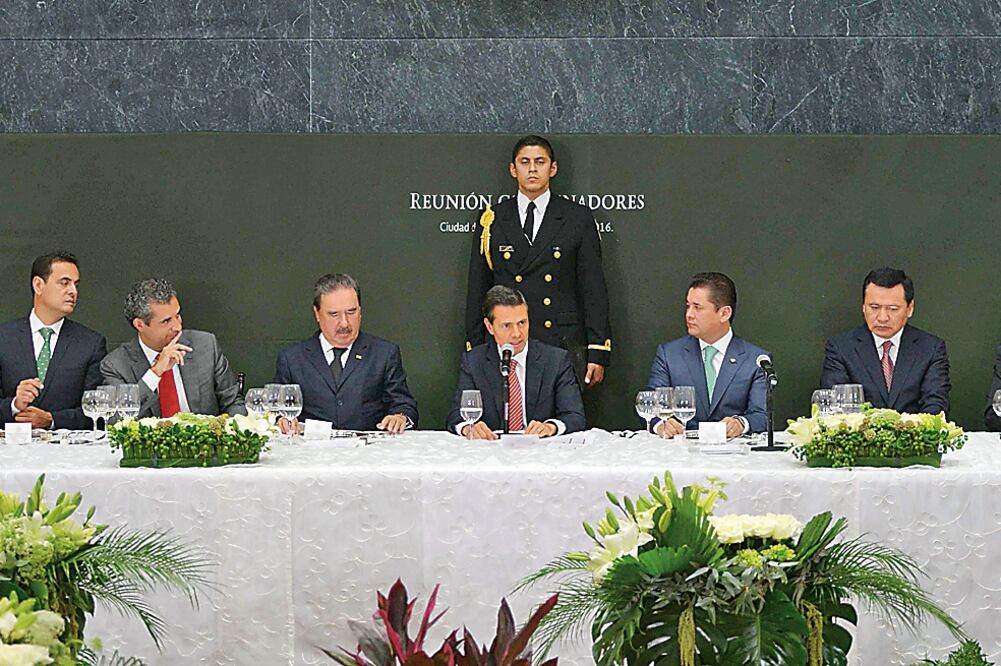 El presidente Enrique Peña Nieto y secretarios de Estado encabezaron la reunión con senadores del PRI y del PVEM que se llevó a cabo en la Residencia Oficial de Los Pinos (PRESIDENCIA)