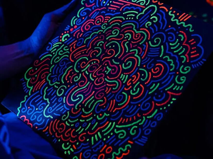 Crea obras de arte a oscuras. Foto: Paint in the Dark