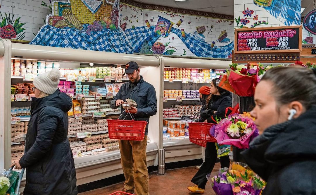 Residentes de Nueva York adquieren víveres previo a la llegada de la tormenta invernal que, se prevé, inunde de nieve las calles de la metrópoli. Foto: Ryan Murphy / AFP
