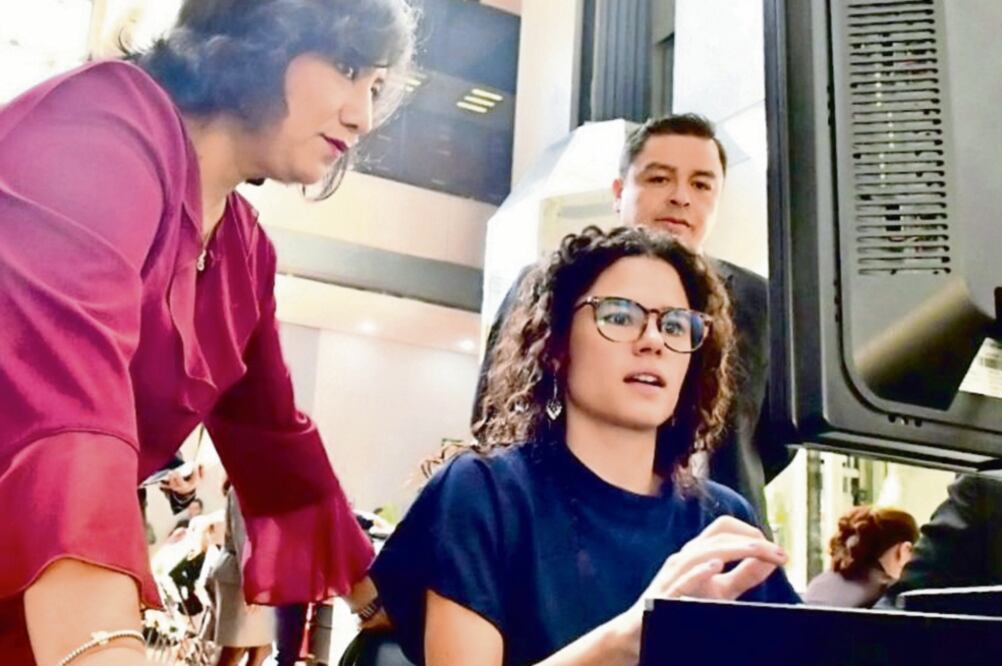 Luisa María Alcalde, titular de la STPS, acudió a la Secretaría de la Función Pública para actualizar sus declaraciones patrimonial y de intereses. / TOMADA DE TWITTER