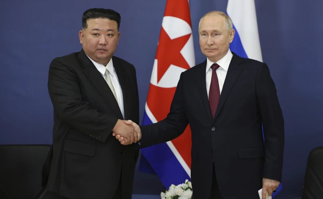 El presidente ruso Vladimir Putin, derecha, y el líder norcoreano Kim Jong Un se estrechan las manos en el cosmódromo de Vostochny en las afueras de Tsiolkovsky. Foto: AP